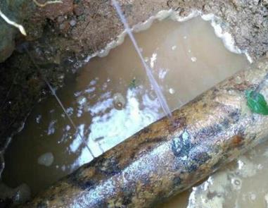 赤城楼顶渗水维修公司分享下地暖漏水的原因及检测方法。